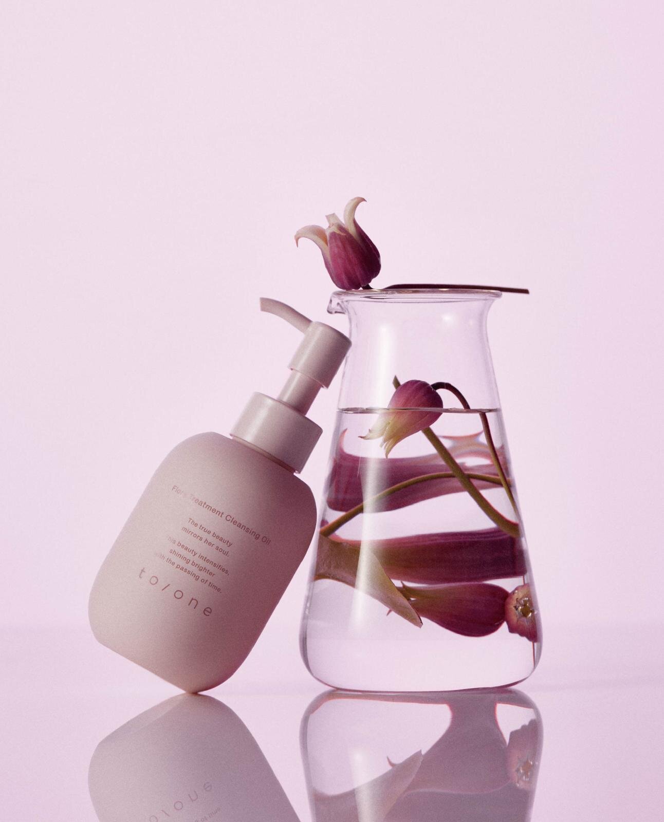 トーン「花と発酵の力」でゆらぎを鎮める新スキンケア、“まるで湯上がり肌”化粧水＆乳液など