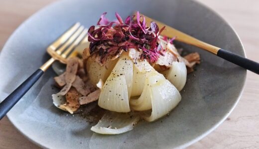 とろっと食感＆ほのかな甘味にほっこり！「まるごとたまねぎとベーコンのホットサラダ」